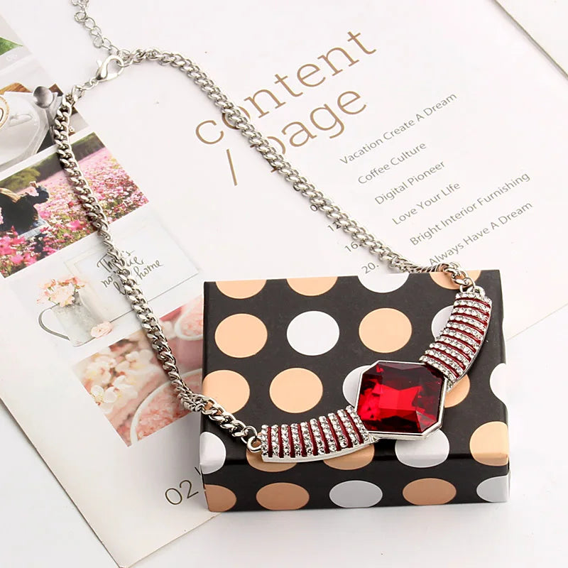 Vintage Gem Choker Necklace - Retro Statement Pendant Jewelry